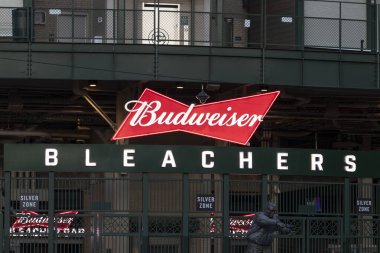 Chicago - Mayıs 2021: Budweiser Tribünleri Wrigley Field, Chicago Cubs 'ın evi. Wrigley Field 1916 'dan beri Cubs' ın evi..