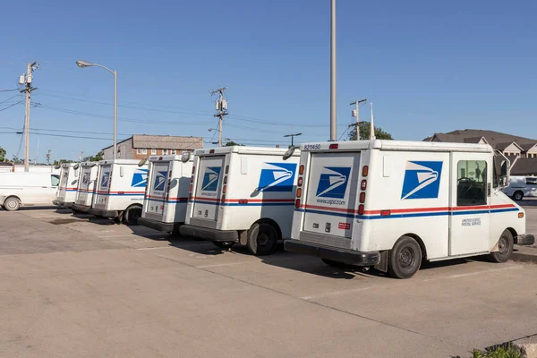 Monticello Circa Mayo 2021 Usps Post Office Mail Trucks Oficina —  Fotos de Stock