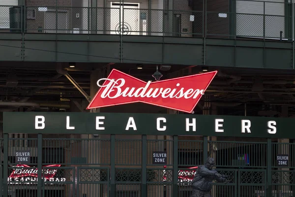 シカゴ Circa 2021年5月 バドワイザー ブリーチシカゴ カブスの本拠地であるWrigley Fieldのシーティングエリア リグレー フィールドには1916年からカブスが住んでいる — ストック写真