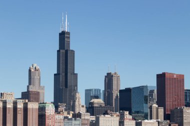 Güneşli bir günde Michigan Gölü 'nden Chicago şehir merkezi silueti. Rüzgarlı şehir Cubs, Bears, Blackhawks ve kalın tabak pizzaya ev sahipliği yapıyor..