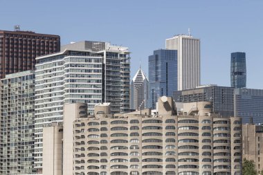 Güneşli bir günde Şikago şehir merkezindeki BNSF tren istasyonunun silueti. Rüzgarlı şehir Cubs, Bears, Blackhawks ve kalın tabak pizzaya ev sahipliği yapıyor..