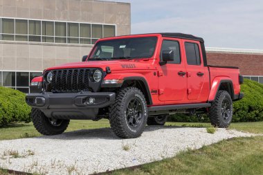 Kokomo - Circa June 2021: Chrysler Transmission tesisinde Jeep Gladyatör sergisi. FCA 'nın Stellantis yan kuruluşları Chrysler, Dodge, Jeep ve Ram' dır..