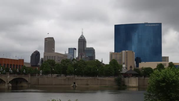 인디애나폴리스 시내의 스카이라인은 구름낀 날이다 인디애나 폴리스는 500 페이서 고향이다 — 비디오
