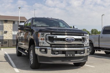 Kokomo - Circa June 2021: Ford F250 Super Duty sergisi bir galeride. Ford F-250 XL ve XLT modellerinde mevcuttur..