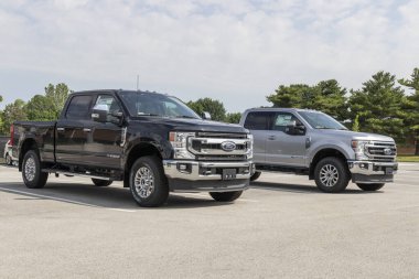 Kokomo - Circa June 2021: Ford F250 Super Duty sergisi bir galeride. Ford F-250 XL ve XLT modellerinde mevcuttur..