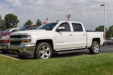 Kokomo - Haziran 2021: Kullanılmış Chevrolet Silverado sergisi. Mevcut tedarik sorunlarıyla, Chevy yedek parça beklerken ikinci el araba satışlarına güveniyor.