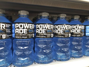 Indianapolis - Haziran 2021: Powerade spor içeceği sergisi. Powerade, fiziksel aktiviteler sırasında kaybedilen vitamin ve elektrolitleri yeniler ve Coca-Cola 'nın bir bölümüdür..