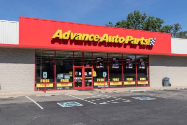 Varşova - Haziran 2021: Avans Otomobil Parça Mağazası. Advance Auto Parts, ABD 'deki en büyük otomotiv yedek parça perakendecisi..