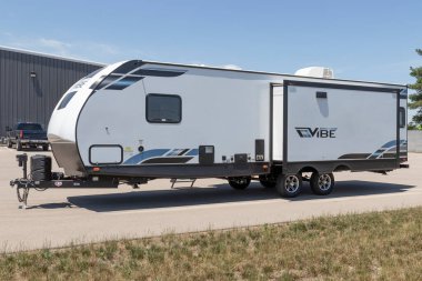 Goshen - Yaklaşık Haziran 2021: Forest River RV Vibe eğlence aracı beşinci teker römorku. Forest River, Berkshire Hathaway 'in bir yan kuruluşu..