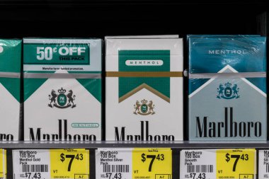 Indianapolis - Haziran 2021: Marlboro Menthol sigaraları. FDA, Altria ve Philip Morris gibi üreticiler gibi mentollü sigaralara yasak getirmeyi düşünüyor..