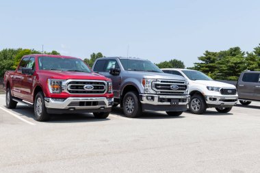 Kokomo - Temmuz 2021: Ford F-150, F-250 ve tüm yeni Ranger bir galeride sergileniyor. Ford F-Serisi pikap kamyonları ABD 'de en çok satan modellerdir..