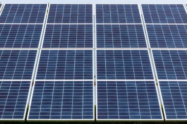 Bir yerleşim yerindeki güneş termal düz paneller. Yerliler, karbon ayak izlerini azaltmak için yenilenebilir enerji kaynakları kuruyorlar..