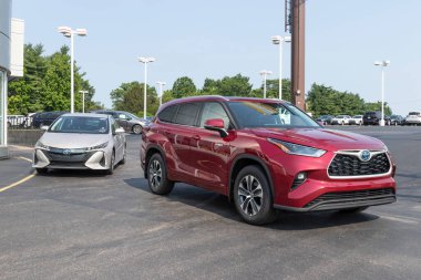 Cincinnati - Temmuz 2021: Toyota Prius ve Hybrid Highlander sergisi. Toyota, güvenilirliği, yakıt tüketimi ve emisyonları azaltmaya olan bağlılığı nedeniyle popüler bir markadır..