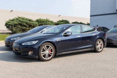 Indianapolis - Temmuz 2021: Tesla elektrikli araçları sergileniyor. Tesla ürünleri arasında elektrikli arabalar, batarya enerji deposu ve güneş panelleri yer alıyor.