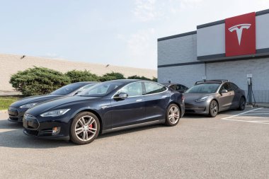 Indianapolis - Temmuz 2021: Tesla elektrikli araçları sergileniyor. Tesla ürünleri arasında elektrikli arabalar, batarya enerji deposu ve güneş panelleri yer alıyor.