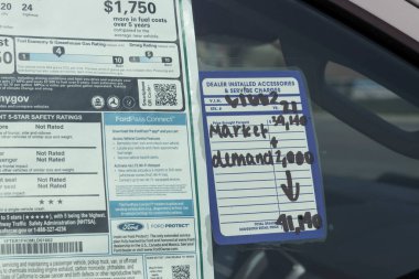 Plainfield - Temmuz 2021 civarı: Ford Car ve SUV etiket fiyatı ve fiyat artışı. Çip sıkıntısı, satıcıların sınırlı envanterlerine prim artışı eklemelerine olanak sağladı.