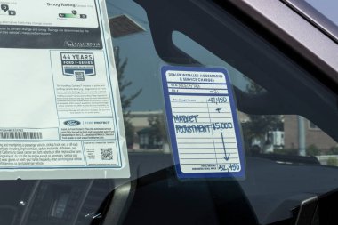 Plainfield - Temmuz 2021 civarı: Ford Car ve SUV etiket fiyatı ve fiyat artışı. Çip sıkıntısı, satıcıların sınırlı envanterlerine prim artışı eklemelerine olanak sağladı.