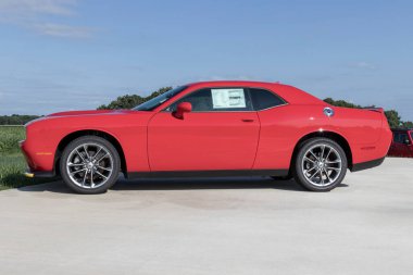 Tipton - Temmuz 2021: bir Chrysler bayiliğinde Dodge Challenger sergisi. FCA 'nın Stellantis yan kuruluşları Chrysler, Dodge, Jeep ve Ram' dır..