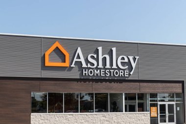Muncie - Ağustos 2021: Ashley Mobilya Mağazası Perakende Konumu. Ashley Homestore, Kuzey Amerika 'daki en büyük ev mobilyası perakendecisi..
