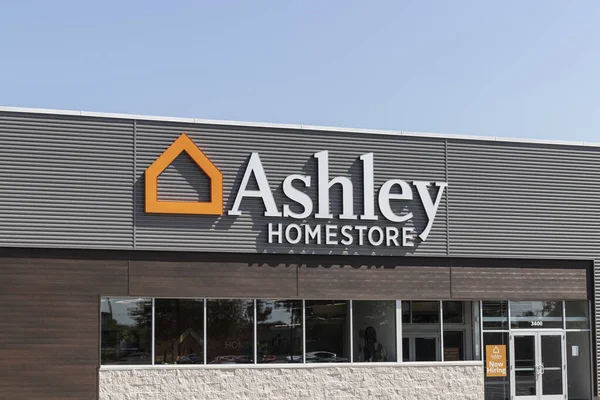 Muncie Sekitar Agustus 2021 Ashley Furniture Homestore Retail Location Dalam — Stok Foto