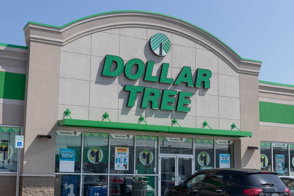 Muncie - Circa August 2021: Магазин скидок Tree. Dollar Tree предлагает эклектичную смесь продуктов за доллар.