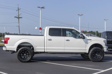 Harrison - Ağustos 2021: Ford F-150 bir galeride sergileniyor. Ford F150 XL, XLT, Lariat, King Ranch, Platinum ve Limited modellerinde mevcuttur..