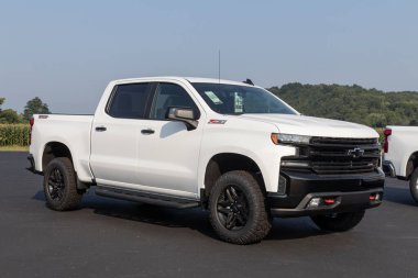 Batı Harrison - Ağustos 2021 Chevrolet Silverado 1500. Chevy, GM 'nin bir bölümüdür ve WT, Gustom, Custom, Gustom Trail Boss, LT, RST, LT Trail Boss, LTZ ve High Country modellerinde Silverado 1500 vermektedir..
