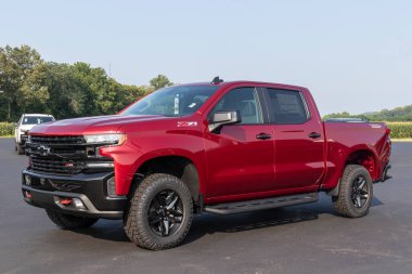 Batı Harrison - Ağustos 2021 Chevrolet Silverado 1500. Chevy, GM 'nin bir bölümüdür ve WT, Gustom, Custom, Gustom Trail Boss, LT, RST, LT Trail Boss, LTZ ve High Country modellerinde Silverado 1500 vermektedir..