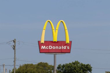 Harrison - Ağustos 2021: McDonald 's Restoranı. McDonald 's artık asgari ücret zamlarına karşı lobi yapmayacak ve daha yüksek saatlik ücret, ücretli izin, yedek çocuk bakımı ve okul taksitleri öneriyor..