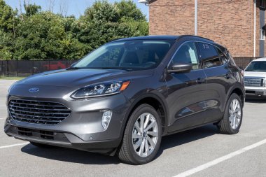 Kokomo - Ağustos 2021: Ford Escape bir galeride sergileniyor. Ford geleneksel benzin, elektrik ve hibrit SUV modelleri satıyor.