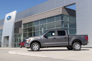 Kokomo - Ağustos 2021: Ford F-150 bir galeride sergileniyor. Ford F150 XL, XLT, Lariat, King Ranch, Platinum ve Limited modellerinde mevcuttur..