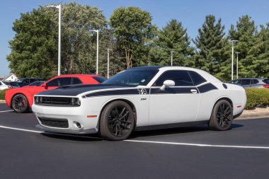 Kokomo - Ağustos 2021: Dodge Challenger sergisi. FCA 'nın Stellantis yan kuruluşları Chrysler, Dodge, Jeep ve Ram' dır..