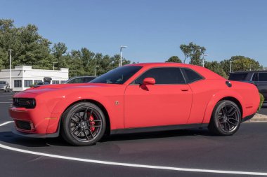 Kokomo - Ağustos 2021: Dodge Challenger sergisi. FCA 'nın Stellantis yan kuruluşları Chrysler, Dodge, Jeep ve Ram' dır..