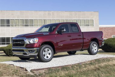 Kokomo - Ağustos 2021: Chrysler Transmission tesisinde Ram 1500 sergisi. FCA 'nın Stellantis yan kuruluşları Chrysler, Dodge, Jeep ve Ram' dır..
