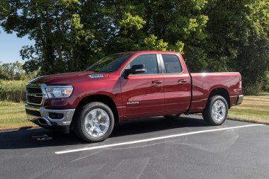 Kokomo - Ağustos 2021: Ram 1500 bir Chrysler Ram bayiliğinde sergileniyor. FCA 'nın Stellantis yan kuruluşları Chrysler, Dodge, Jeep ve Ram' dır..