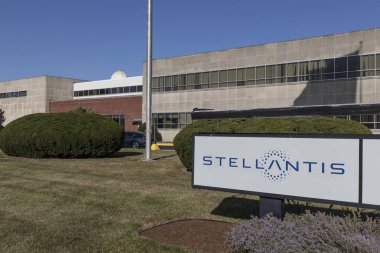 Kokomo - Ağustos 2021: Stellantis logosu. FCA 'nın Stellantis yan kuruluşları Chrysler, Dodge, Jeep ve Ram' dır..