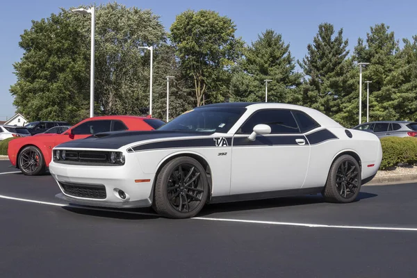 Kokomo - Ağustos 2021: Dodge Challenger sergisi. FCA 'nın Stellantis yan kuruluşları Chrysler, Dodge, Jeep ve Ram' dır..
