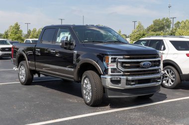 Indianapolis - Ağustos 2021: Ford F-350 sergisi bir galeride. Ford F350 XL, XLT, Lariat, King Ranch ve Platinum modellerinde mevcuttur..