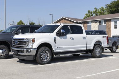 Kokomo - Ağustos 2021: Ford F-350 bir galeride sergileniyor. Ford F350 XL, XLT, Lariat, King Ranch ve Platinum modellerinde mevcuttur..