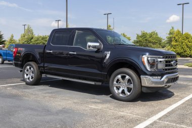 Indianapolis - Ağustos 2021: Ford F-150 bir galeride sergileniyor. Ford F150 XL, XLT, Lariat, King Ranch, Platinum ve Limited modellerinde mevcuttur..