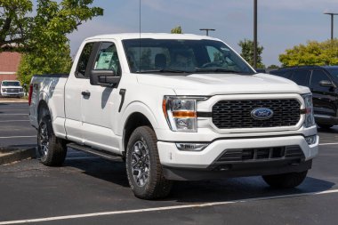 Indianapolis - Ağustos 2021: Ford F-150 bir galeride sergileniyor. Ford F150 XL, XLT, Lariat, King Ranch, Platinum ve Limited modellerinde mevcuttur..