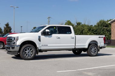 Kokomo - Ağustos 2021: Ford F-350 bir galeride sergileniyor. Ford F350 XL, XLT, Lariat, King Ranch ve Platinum modellerinde mevcuttur..