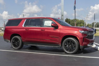 Kokomo - Ağustos 2021: Chevrolet Suburban SUV sergisi. Chevy ayrıca Ekinoks, Cruze ve Traverse üreten General Motors 'un bir bölümüdür..