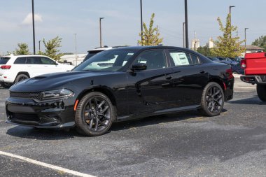 Indianapolis - Ağustos 2021: Dodge Charger bir galeride sergileniyor. FCA 'nın Stellantis yan kuruluşları Chrysler, Dodge, Jeep ve Ram' dır..
