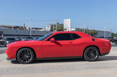 Indianapolis - Ağustos 2021: Dodge Challenger sergisi. FCA 'nın Stellantis yan kuruluşları Chrysler, Dodge, Jeep ve Ram' dır..