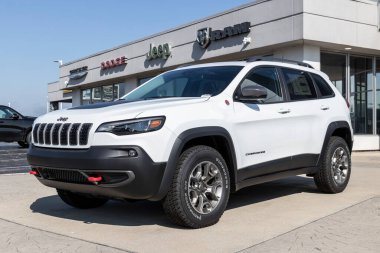 Kokomo - Ağustos 2021: Chrysler bayiliğinde Jeep Cherokee SUV sergisi. FCA 'nın Stellantis yan kuruluşları Chrysler, Dodge, Jeep ve Ram' dır..
