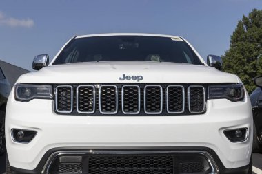 Kokomo - Ağustos 2021: Chrysler bayiliğinde Grand Cherokee SUV sergisi. FCA 'nın Stellantis yan kuruluşları Chrysler, Dodge, Jeep ve Ram' dır..