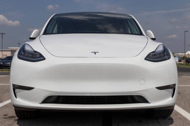 Indianapolis - Tesla Model 3 EV elektrikli araç sergilenmektedir. Tesla ürünleri arasında elektrikli arabalar, batarya enerji deposu ve güneş panelleri yer alıyor.