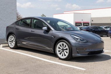 Indianapolis - Tesla Model 3 EV elektrikli araç sergilenmektedir. Tesla ürünleri arasında elektrikli arabalar, batarya enerji deposu ve güneş panelleri yer alıyor.