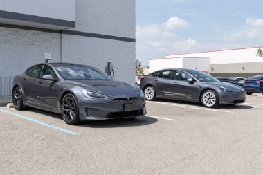 Indianapolis - Tesla Model 3 ve Model S EV elektrikli araçlar sergilenmektedir. Tesla ürünleri arasında elektrikli arabalar, batarya enerji deposu ve güneş panelleri yer alıyor.